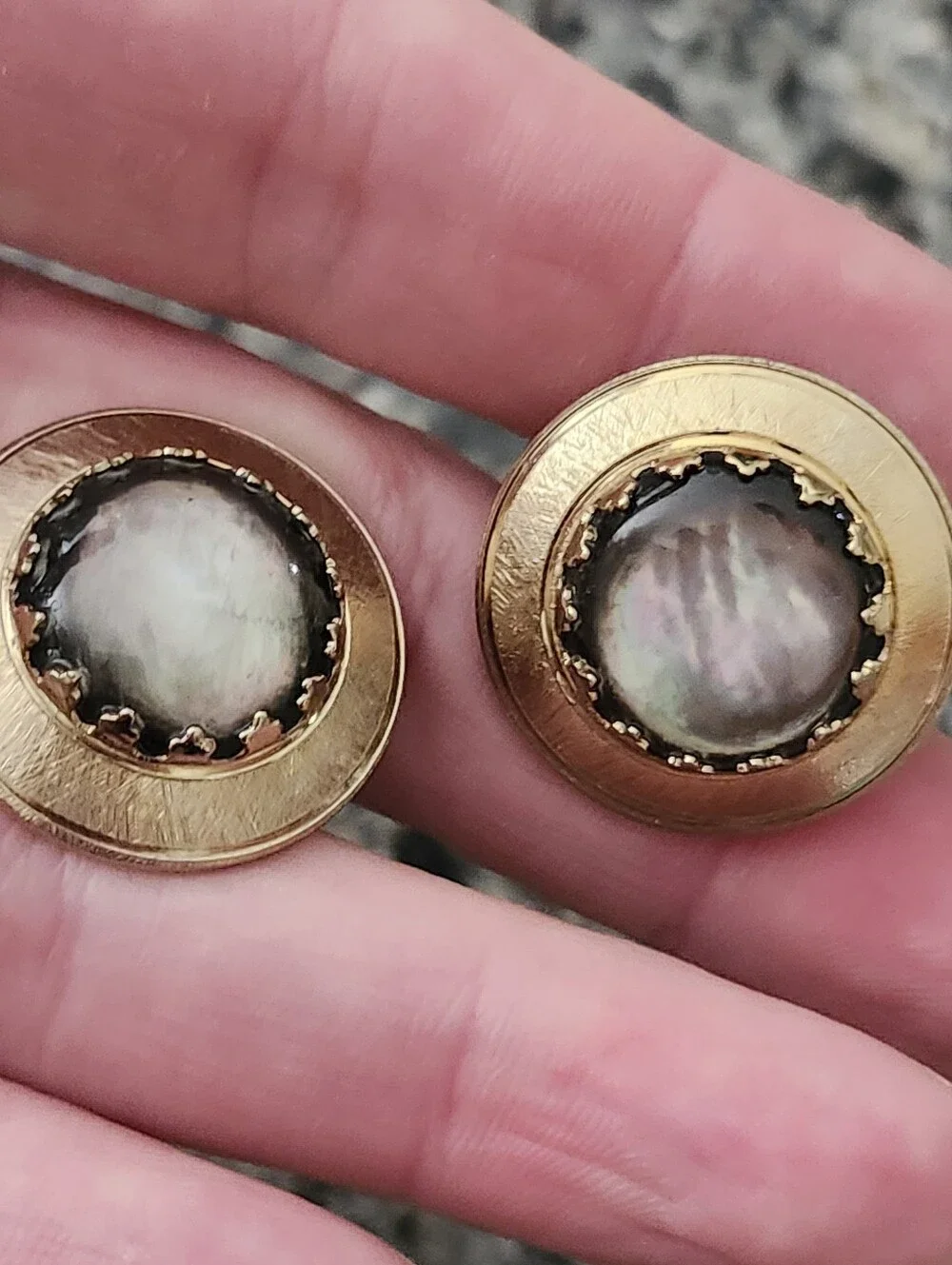Gold Tone Mother-of-Pearl Round Cuff Links